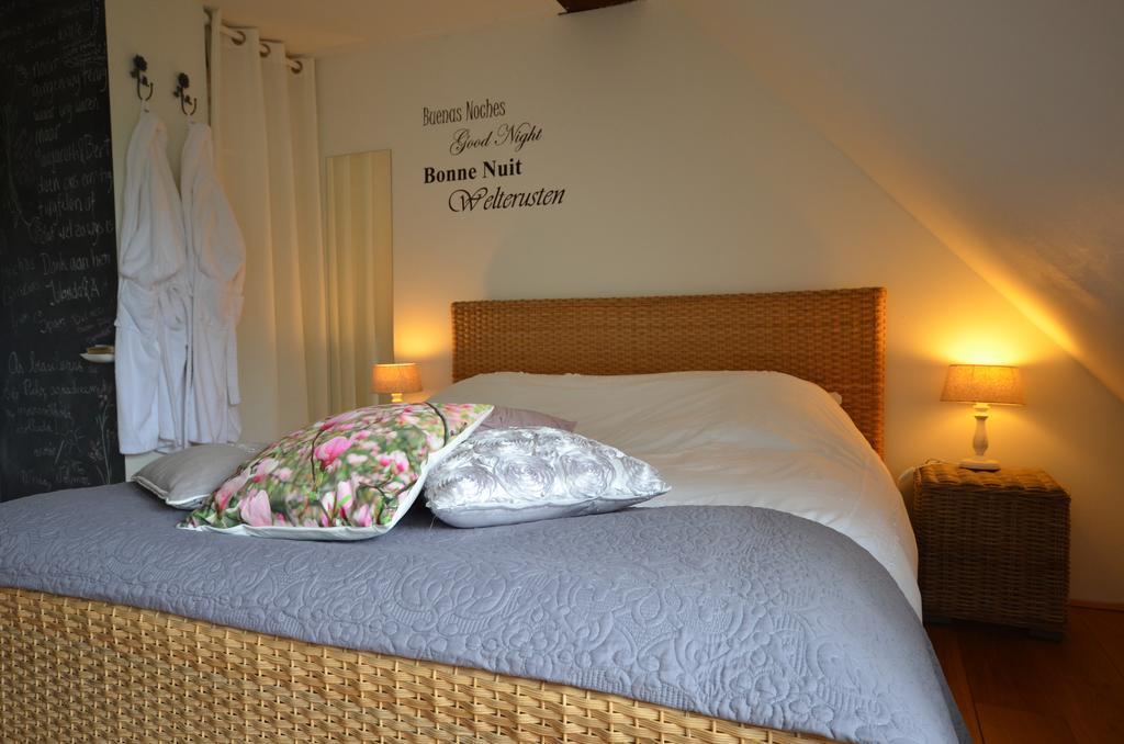 Bloemenhoeve Bed & Breakfast Birdaard Стая снимка